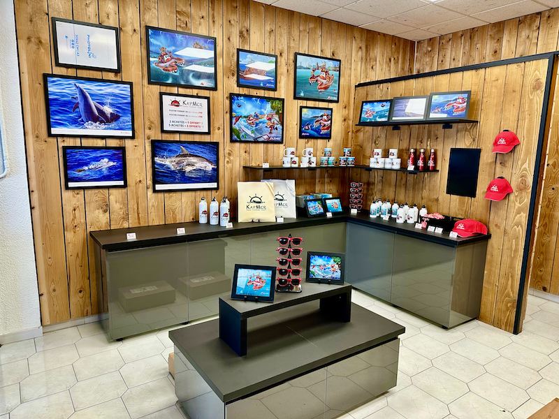 Intérieur de la boutique KapMer — photos, casquettes, mugs, lunettes de soleil